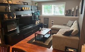 Cozy And Modern 3 Bedroom In Central Location!